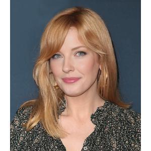 SEVENCOLORS Medium Length Strawberry Blonde Wigs for Women Layered Straight Blonde Wigs with Dark Roots Synthetic Hair Wig for Daily Party Cosplay