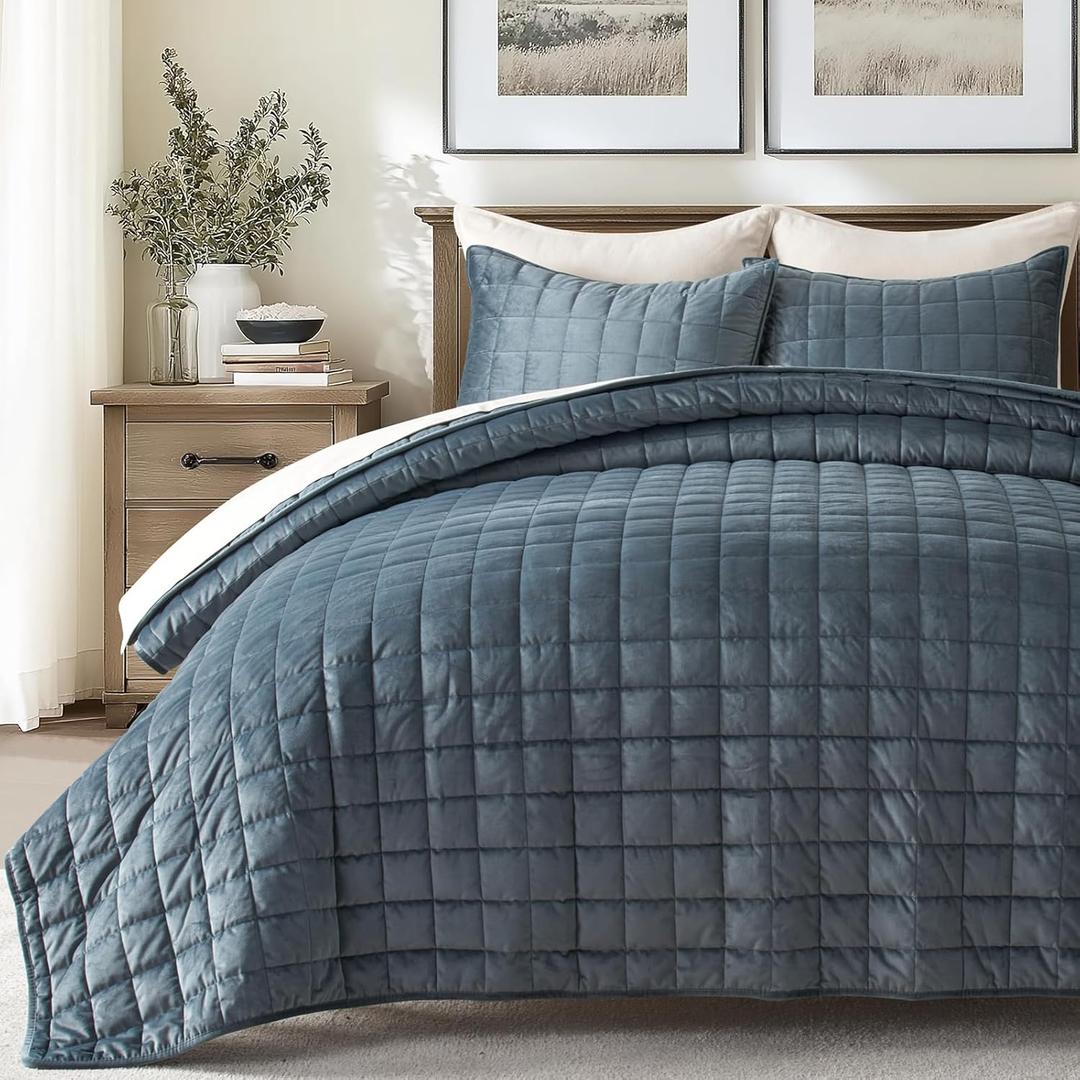 EVERGRACE Pearl Velvet Quilt Set King Size, Luxurious Soft Velvet Comforter Set, Lightweight Oversized Bedspread Coverlet, Box Stitch Quilted Bedding Sets for All Season, with 2 Shams, Stormy Blue (King/Cal King (108" x 96")