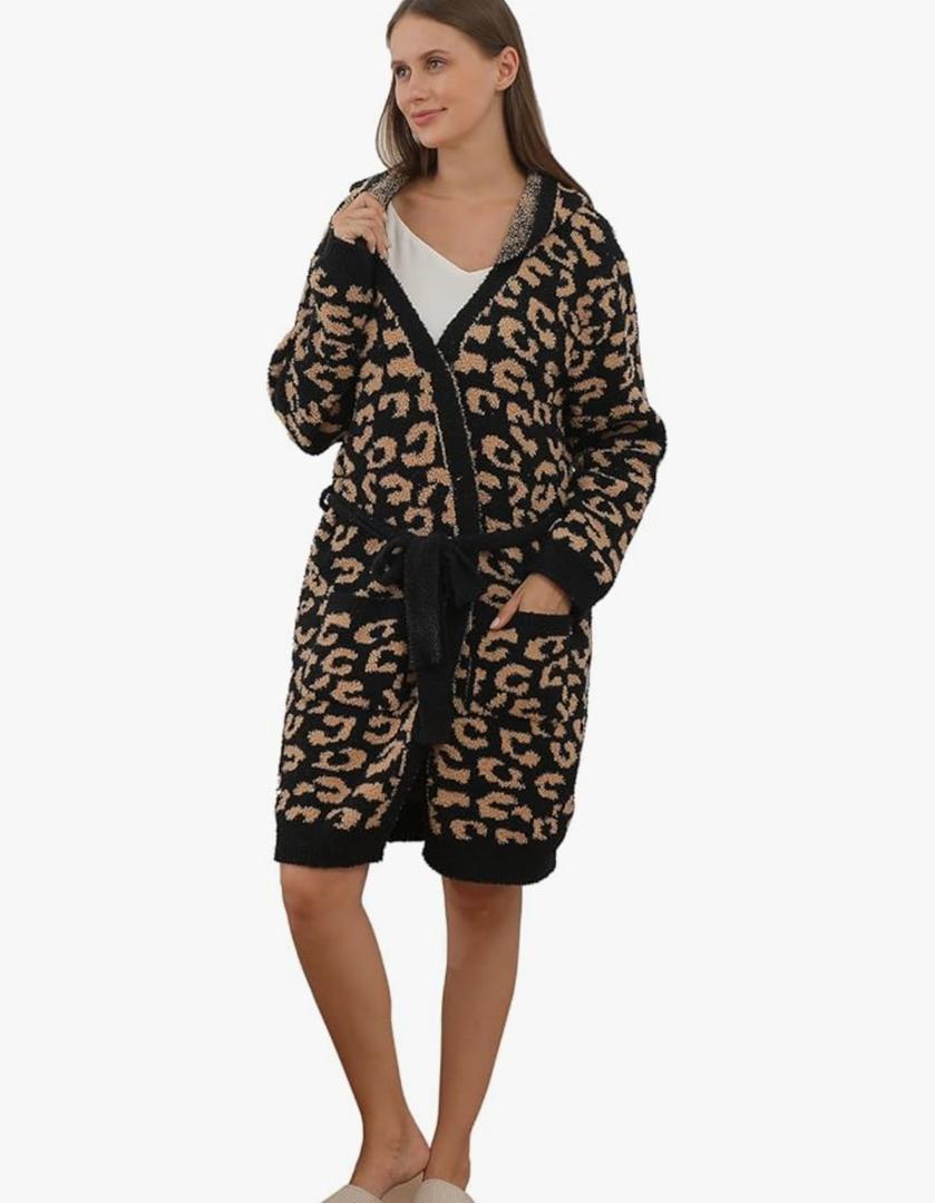 Soft Plush Hooded Robe, Cozy Warm Loungewear Bathrobe with Pockets for Women (One Size)