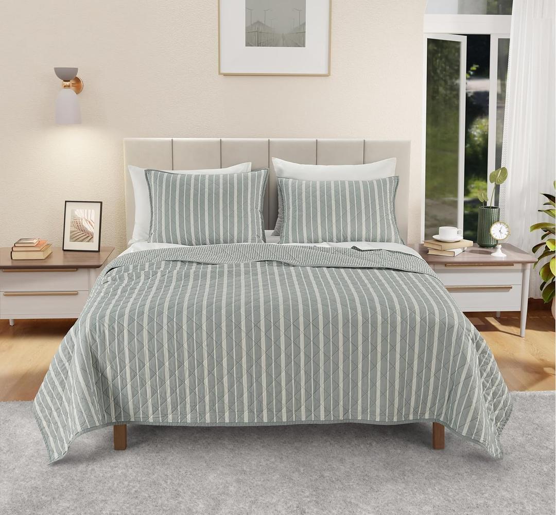 Izod 100% Cotton Percale Pre-Washed Quilt Set, Ultra-Soft & Reversible Bedding, King Size Bed Sheets, Wrinkle-Resistant 3-Pc Cotton Bedspread with Matching Shams, All-Season Comfort - Grey Stripe