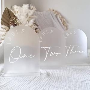 JINMURY Frosted Arch Wedding Table Numbers 1-15 with Stands, 5x7 Inch Frosted Arch Acrylic Sign with White Letters, Arched Acrylic Table Numbers for Wedding Reception