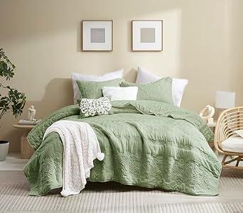 B2EVER Boho Sage Green Quilt California Cal King Size Bedding Sets with Pillow Sham, Oversized Lightweight Soft Bedspread Coverlet, Floral Vintage Bed Cover All Season, 3 Pieces, 118x106 inches