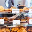 UNIQOOO 12Pcs Decorative Rose Floral Place Card Holders Bulk, Luxury Gold Metal Name Card Stands Set, for Wedding Table Setting, Business Card, Name Tag, Party Food Labels