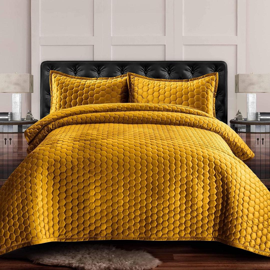 Tribeca Living Lugano Oversized Velvet Quilt Set - All Season, Extra Large, 3 Piece Queen Size Comforter Set with 2 Pillow Shams in Gold Honeycomb Pattern 260GSM