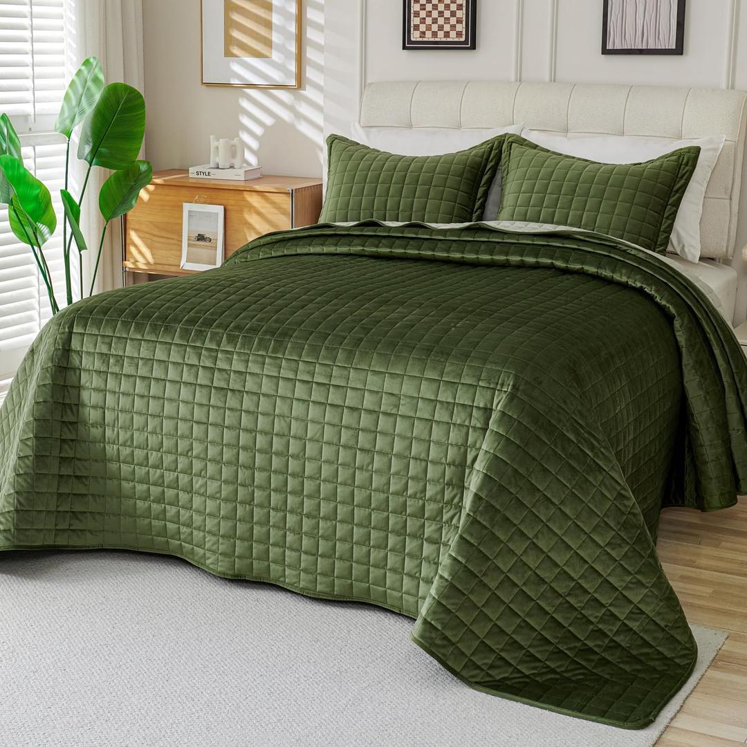 EVENHUG Oversized King Velvet Quilt California King Size Lightweight Ultra Soft Velvet Bedding Set Reversible Bedspread Coverlets for All Seasons 3 Piece (Green 120"x128")
