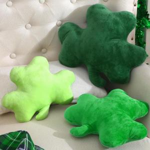 Huwena 3 Pcs St Patrick's Day Pillow Shamrock Shaped Plush Throw Pillows Green Stuffed Shamrock Decorative Cute Soft Saint Patrick's Day Decorations for Irish Office Couch Sofa Home Bedroom