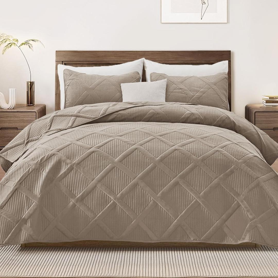 Exclusivo Mezcla Full Queen Size Quilt Set with Modern Striped Pattern, 3 Pieces Summer Lightweight Taupe Quilts Bedding Set, Soft Bedspreads Coverlets for All Seasons (Queen (90"x96"))