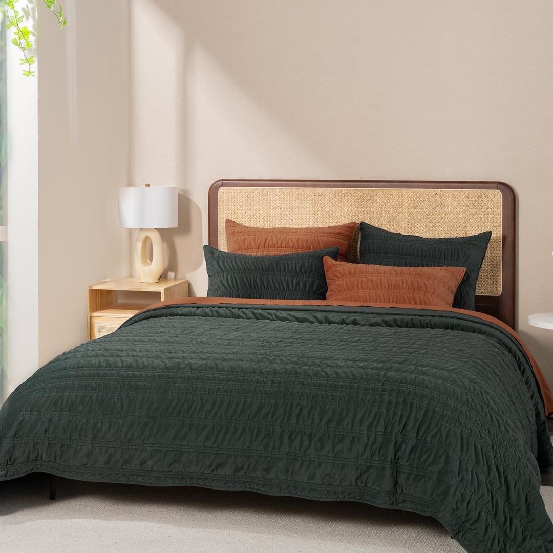 EVERGRACE Velvet Quilt Queen Size, Luxury Velvet Bedding Set, Ultra Soft Ruched Quilt Sets, Lightweight Comforter Vintage Textured Bedspread Coverlet with 2 Shams for All Season, Dark Green