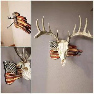 DAOIDE Deer Antler Mounting Kit, Euro Mount Skull Hanger, USA Flag Decor Hooker Pedestal, Perfect Prey Display Rack, Hanger for Hanging Antlers and Other Skulls (15.7'' x 9.1'' 0.6'')