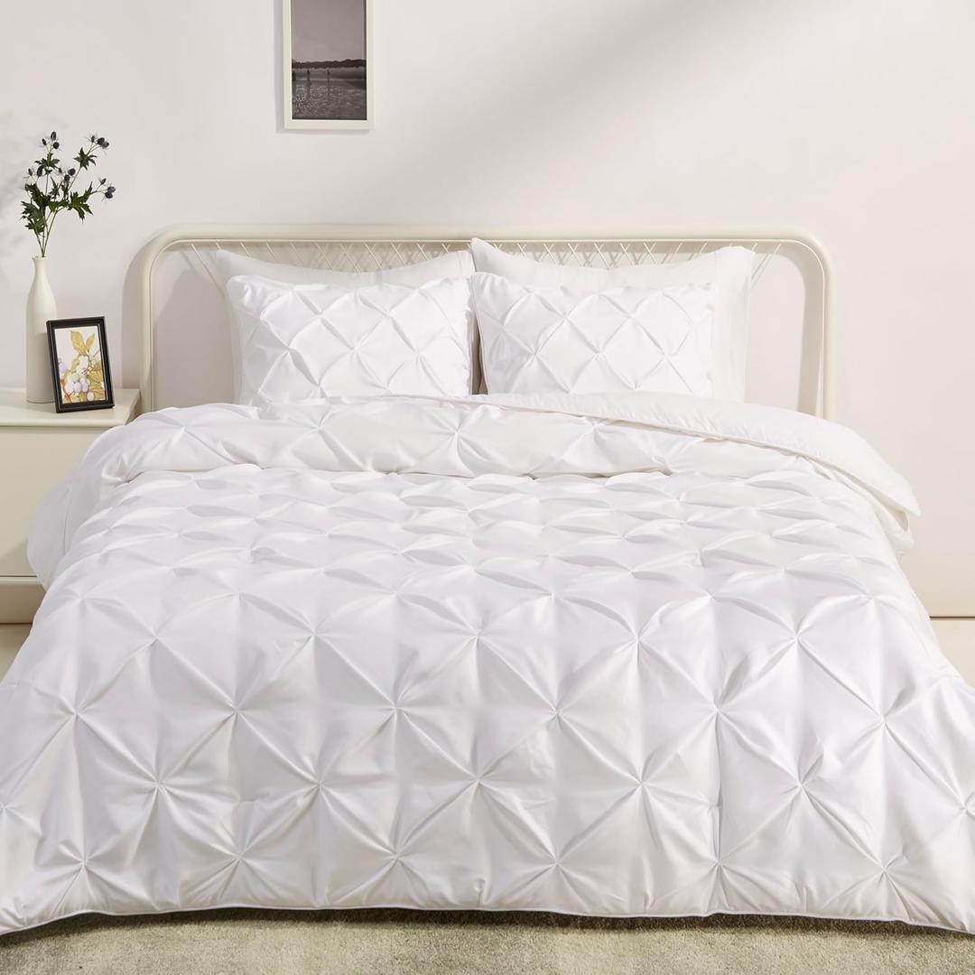 Amazon Basics 3-Piece All-Season Soft Down-Alternative Lightweight Microfiber Comforter Bedding Set, Pinch Pleat Design with Piped Edges, King, Bright White