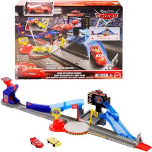 Mattel Disney Pixar Cars Playset & Toy Car, Tongue-Out Lightning McQueen & Crushed Car, Piston Cup Stunting Speedway Track Set Includes