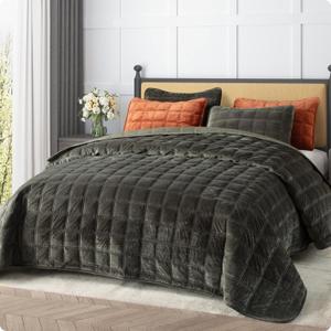 108'' x 96'' Velvet Quilt Set King Size, Oversized Velvet Comforter Bedding Set, Ultra Soft Bedspread Coverlet with 2 Matching Shams, for All Seasons, Deep Green
