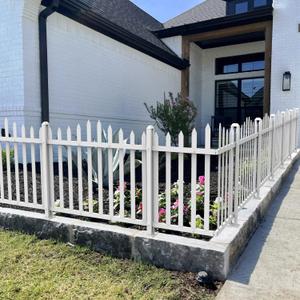 Bynbbur 2 Panels White Picket Fence 42" W x 36" H Outdoor Garden Fence 3FT Vinyl Picket Fences, PVC Decorative Fences for Patio Yard Pool Dog Fencing (20 Pickets, Curved)
