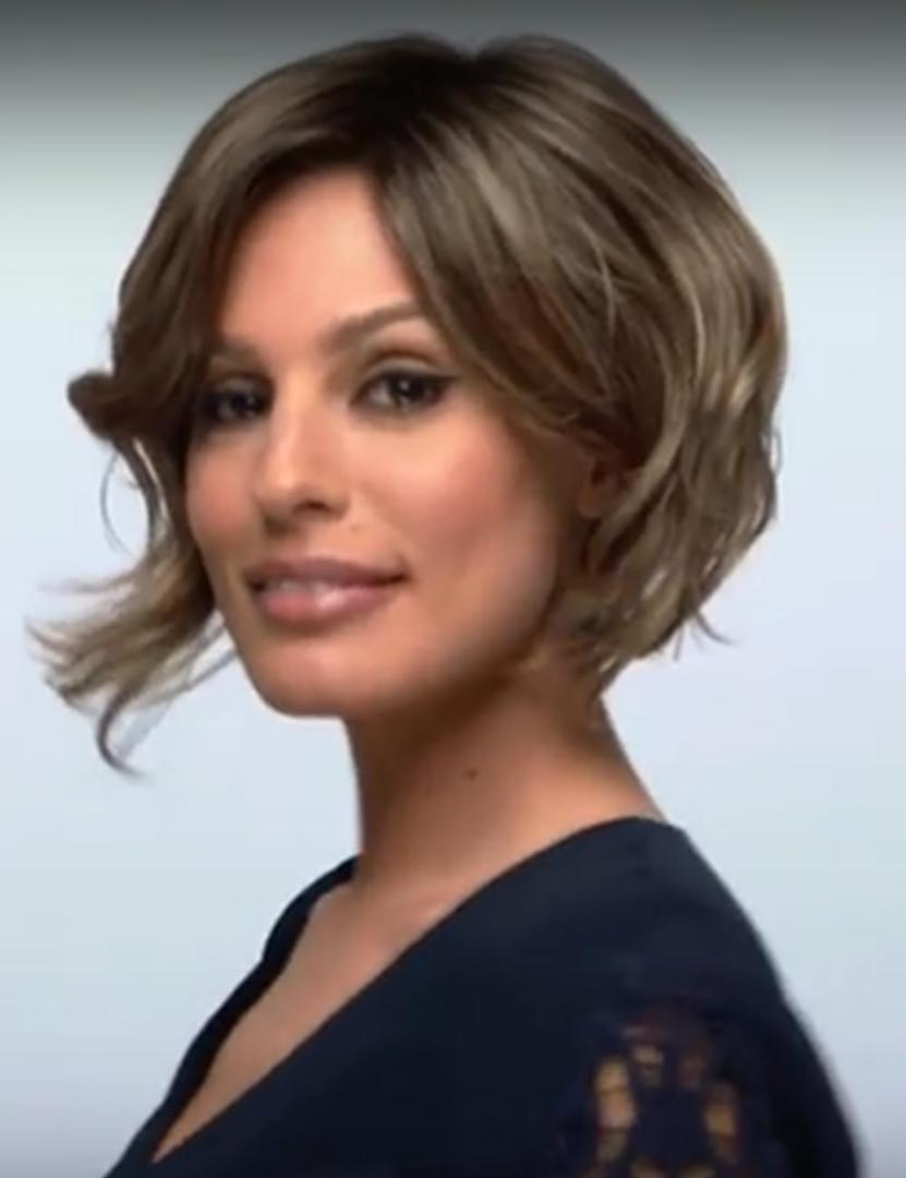 TISHINING Layered Short Ombre Brown Wavy Bob Wigs for Women Chin Length Mixed Brown Synthetic Hair Wig with Dark Roots Natural Looking Daily Party Wigs for White Women