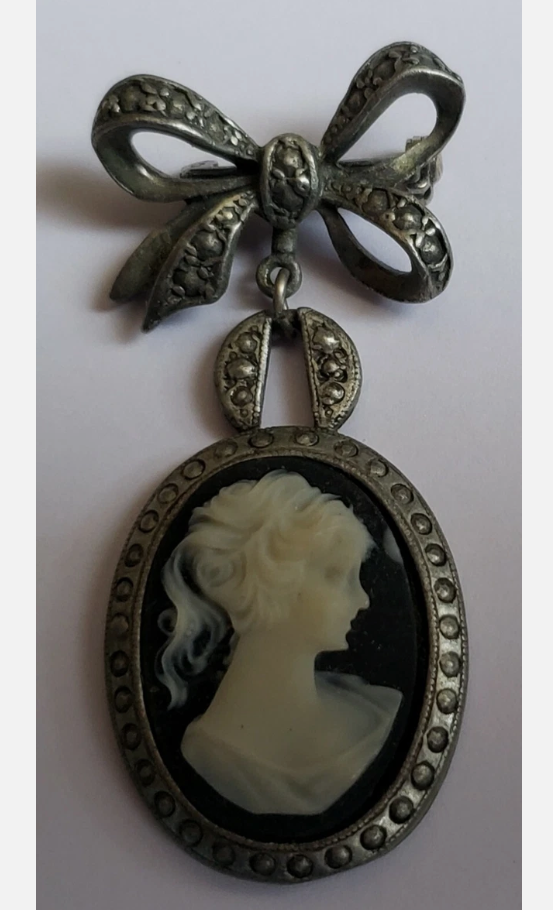 Vintage Cameo With Bow Pin/Brooch