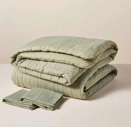Cozylux Bedding Set, Blanket, and 2 Pillowcases 102"x90"