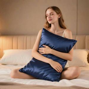Ravmix Silk Pillow Cases with Zipper, 21momme Mulberry Silk Pillowcase for Hair Skin Health, Soft Smooth Breathable Cool Pillow Cover for Beauty Sleep with Gift Box 1PC(Queen 20"x30", Navy Blue)
