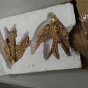 2 Pcs Vintage Bird Wall Sculpture Decor Art 4.7 Inch Antique 3D Sculpted Hanging Bird Resin Wall Art Golden Brass Floating Ornament for Living Room Garden Outdoor, Gifts for Couples Housewarming