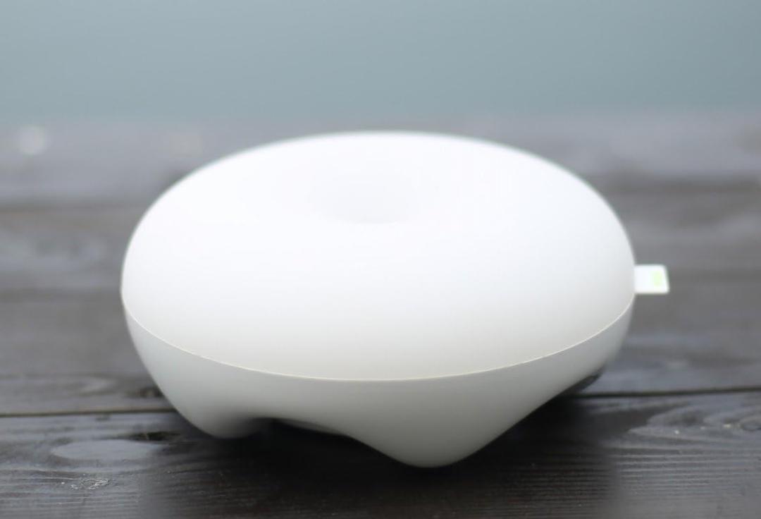 ARTIX Incandescent Pod Lamp, Motion-Activated Desk Lamp, White Satin-Finish with USB Charging Ports and Smart Eye Protecting Technology with No-Touch Dimming Ability