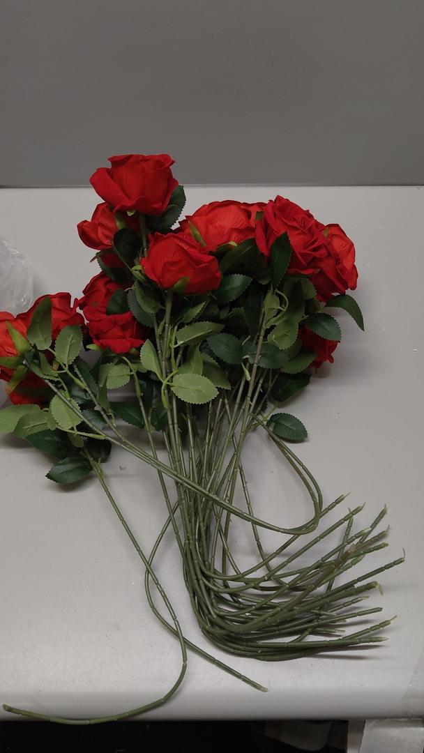 Jefuzh 50 PCS Fake Red Roses, Artificial Red Flowers Bulk Realistic Silk Faux Rose with Stems for Wedding Decoration Anniversary Bridal Bouquet DIY Floral Arrangement Romantic Home Decor Gifts