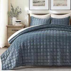 EVERGRACE Pearl Velvet Quilt Set King Size, Luxurious Soft Velvet Comforter Set, Lightweight Oversized Bedspread Coverlet, Box Stitch Quilted Bedding Sets for All Season, with 2 Shams, Stormy Blue