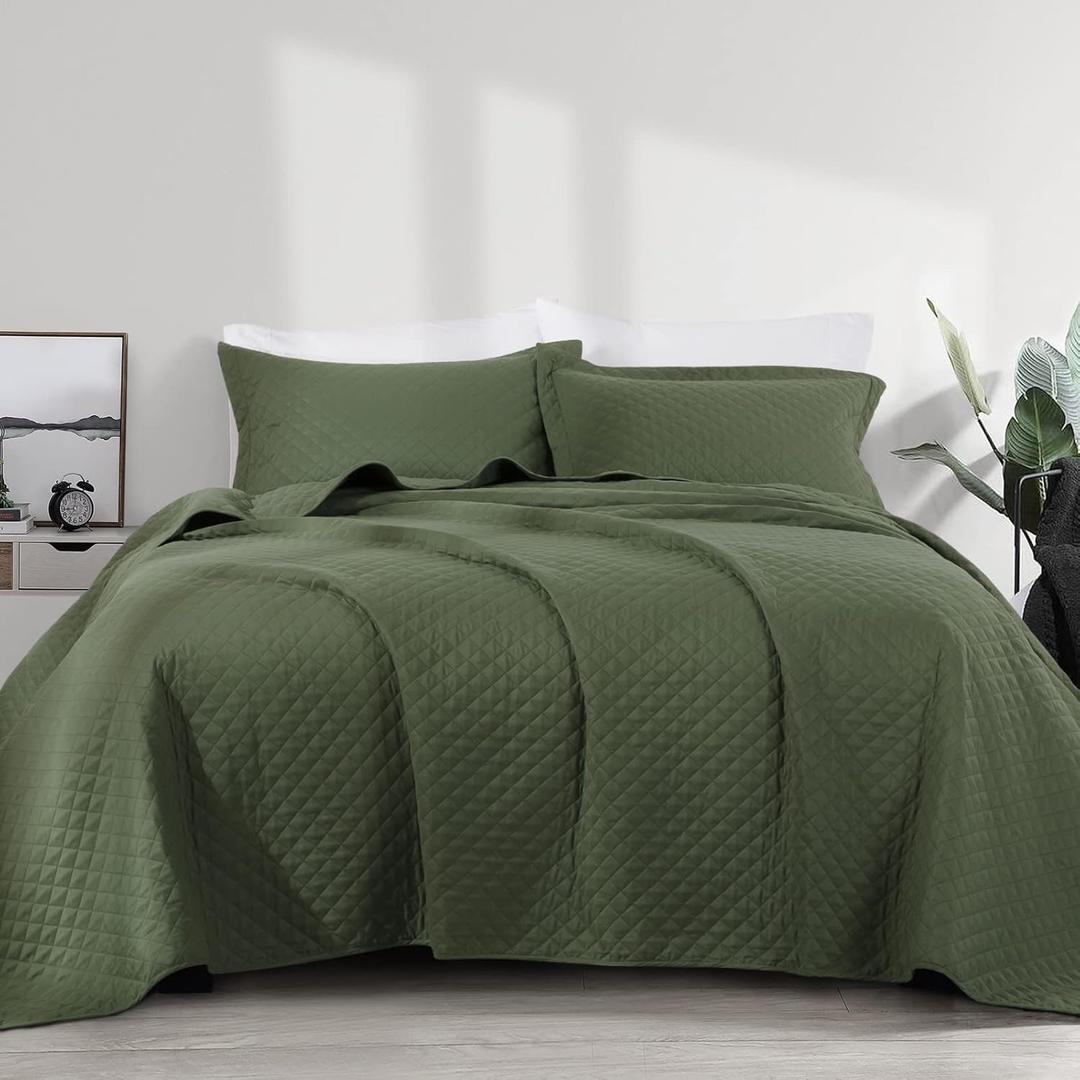 HOMBYS 3 Piece Oversized King Quilt Set Bedspread 128x120 Reversible Lightweight Coverlet Summer Comforter Set (Super King Plus, 128x120, Olive)