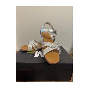 SM NEW YORK SANDALS, SILVER, JSIENNA SIZE 2