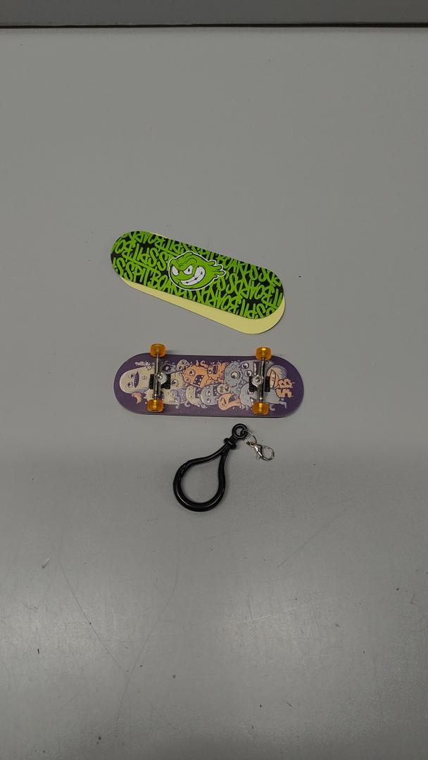 36mm Fingerboard Complete Wood Pro Set-Up Keychain with Stickers