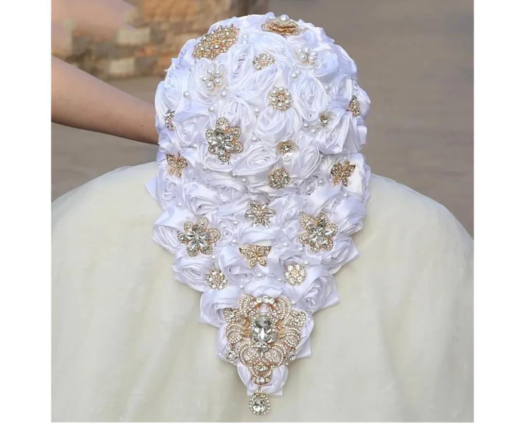 Women's 26X22cm Burgundy Cascading Waterfall Bridal Bouquet with Crystals and Artificial Satin Roses for Wedding Ceremony