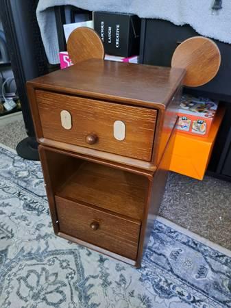 Kids Small Nightstand With Swivel Top (N Eugene N River RD)