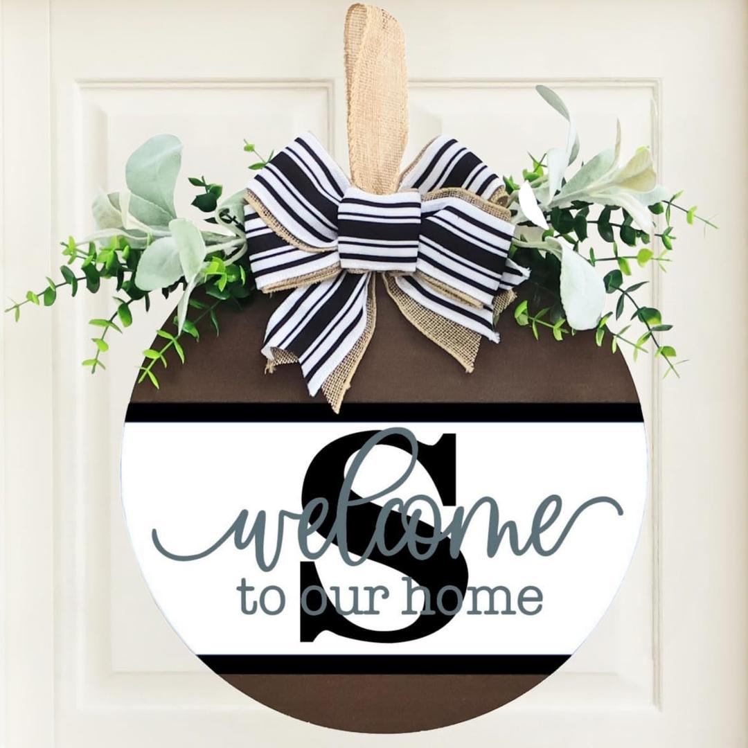 Personalized Last Name Welcome Sign with 26 Initial Letter Welcome Sign for Front Door Porch Farmhouse Decoration, Durable Wood Hanging Plaque for Year-Round Curb Appeal (S)