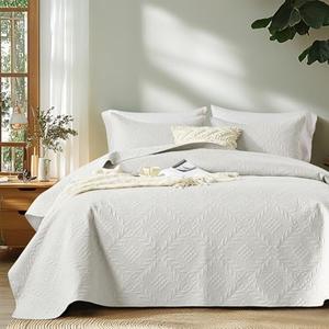 FLYMME King Size Quilt Bedding Set, Lightweight Beige White Bedspreads,Vintage Olive Leaf Design,Ultra Soft Microfiber Bed Coverlet 3 Pieces for All-Season (1 Quilt, 2 Shams)