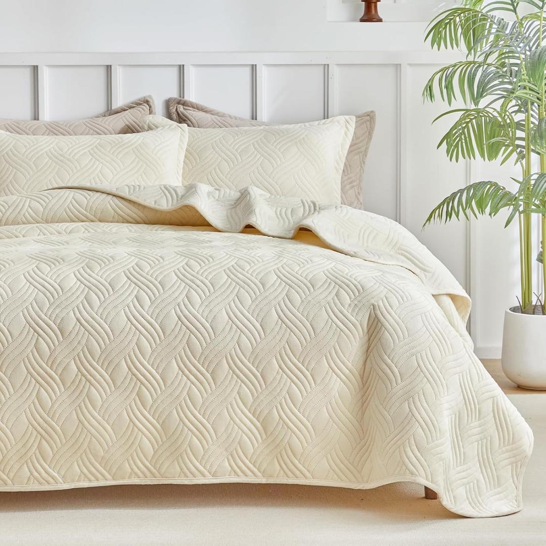 WARMDERN Ultrasonic Cream White Velvet Quilt Set King Size, Geometric Textured Weave Pattern Modern Beige Quilt Bedding Set, 3PCS Soft Microfiber Bedspreads Coverlet for All Season, Cream, 106x96 inch