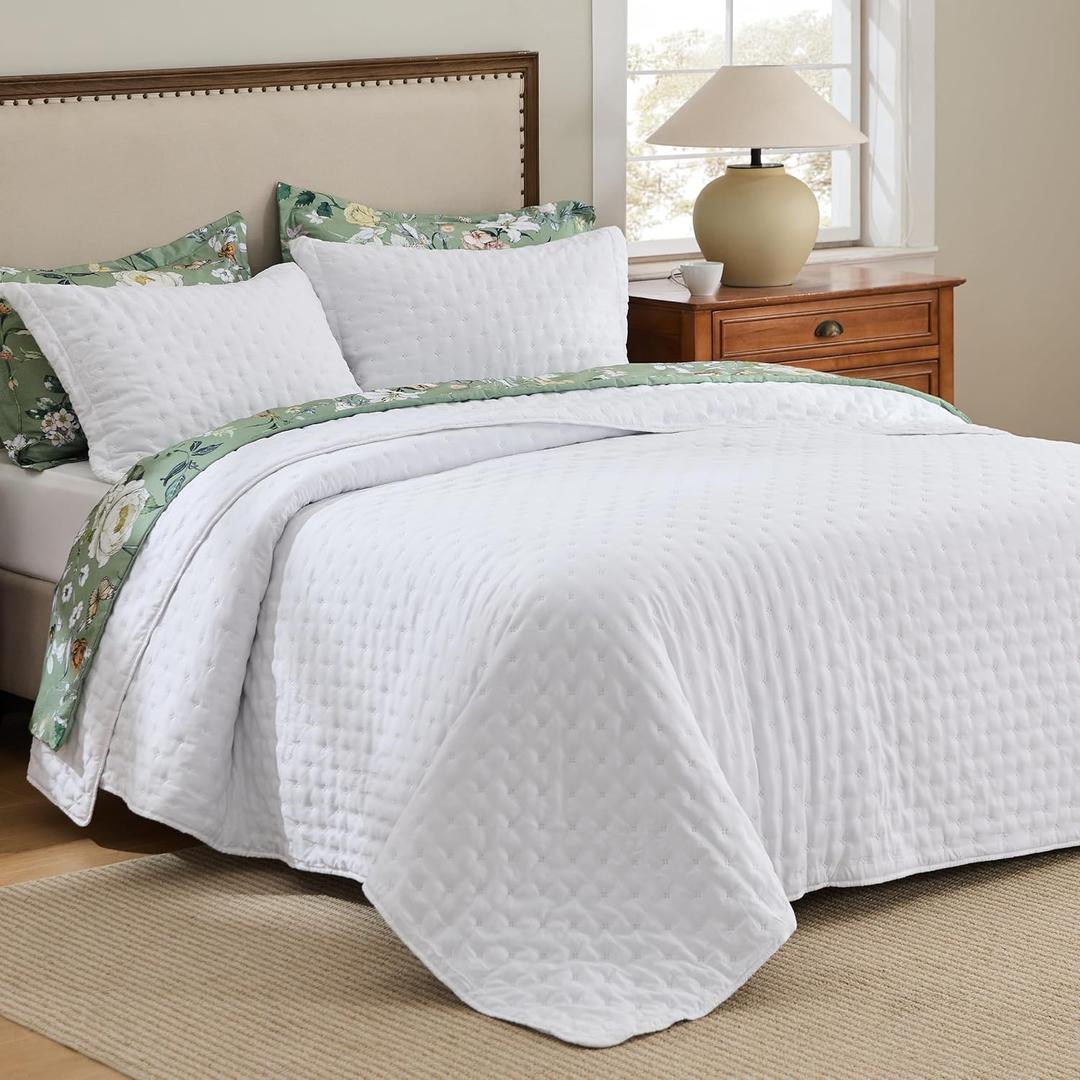 Bedsure Twin Quilt - Ultra Soft Twin XL Quilt Bedding for Dorm Decor, Lightweight All-Season Comforter, Bright White Bedspread Coverlet with Clover Pattern, 68 x 86 Inches | Stitch-Free Quilting, Ultra Soft, Lightweight, Machine Washable, Pet-Friendly