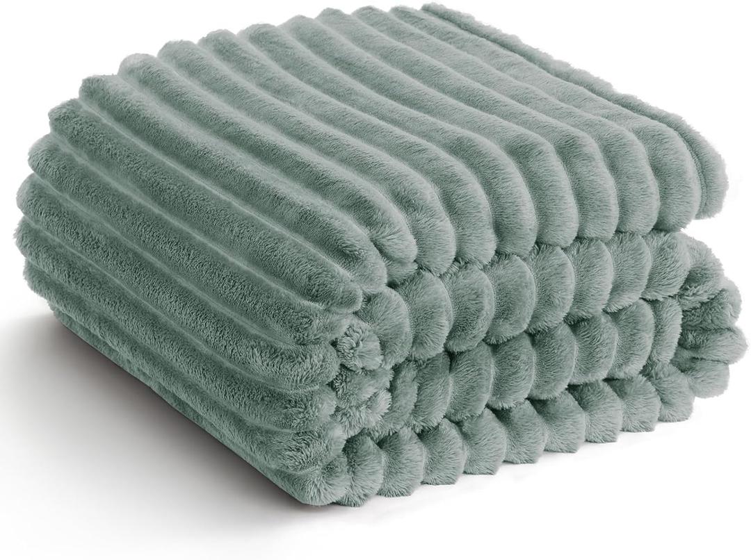 Soft Green Throw Blanket for Couch - 300GSM Cozy Warm Fleece Blanket for Women, Cute Lightweight Bed Blankets Birthday Gifts for Her Him, Valentines Spring Home Room Decor, Green, 50x60 Inches