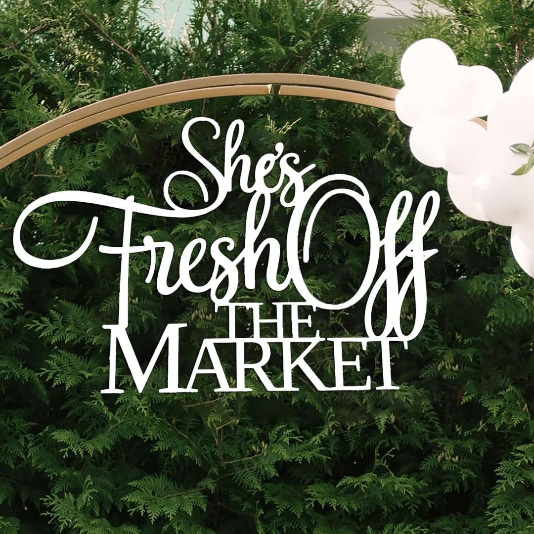 She's Fresh off the Market Sign for Backdrop,Wooden Wedding Party Wall Decor for Bridal Shower Bachelorette Engagement Party Decorations Supplies(16.93×11.02 in)