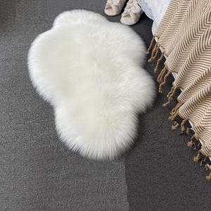 ZuTKekon Faux Fur Sheepskin Small Area Rugs Fluffy Seat Pad Cloud Shape Carpets, Luxurious Wool Foot Mats 24x35 Inches Plush Home Decor Rug for Bedroom Living Kids Room Gaming Nursery (White)