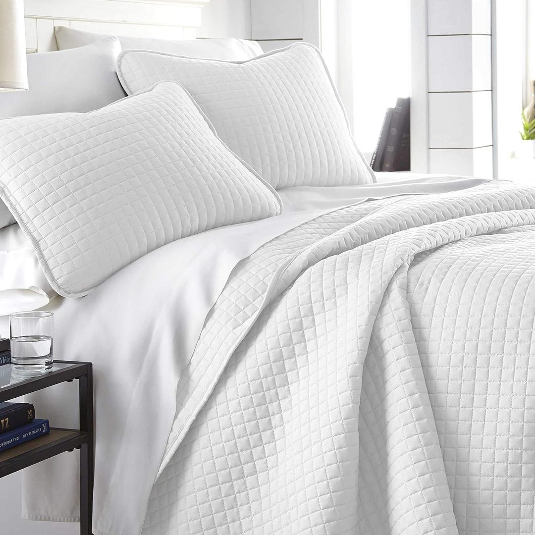 Southshore Fine Living, Inc. White King Quilt Set with 2 Pillow Shams, Lightweight Coverlet, King Size Quilt, Stain & Pet Hair Resistant Bedding Set, Standard/California Size, Bright White