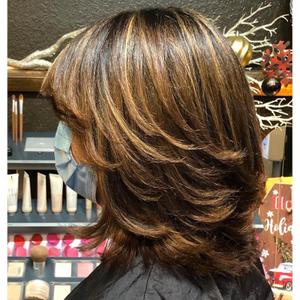 Short Brown Layered Wig with Bangs for White Women - Wavy Shoulder Length Synthetic Brown Hair Wig with Black and Brown Highlights (14 Inch)