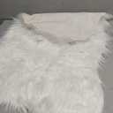 ZuTKekon Faux Fur Sheepskin Small Area Rugs Fluffy Seat Pad Cloud Shape Carpets, Luxurious Wool Foot Mats 24x35 Inches Plush Home Decor Rug for Bedroom Living Kids Room Gaming Nursery (White)