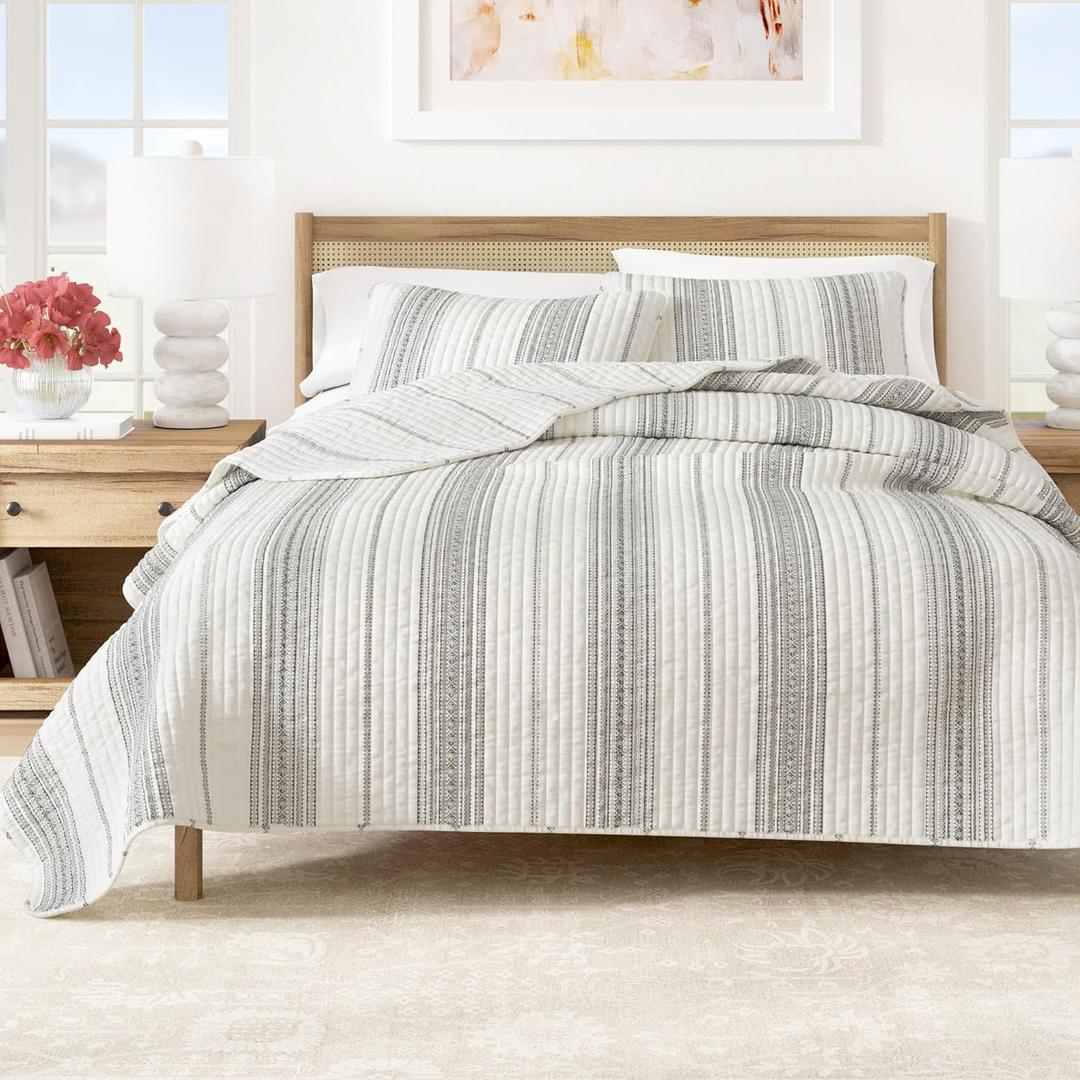 Great Bay Home Full/Queen Reversible Quilt Bedding Set - All Season, Modern, Lightweight Bedspreads - Grey and White Striped Coverlets (Includes 1 Quilt, 2 Pillow Shams).
