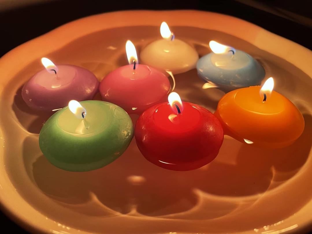 Floating Candles, Multicolor Unscented Tealight Shape Candles with 100PCS Silk Rose Petals, Long Burning Candle Discs for Weddings, Anniversaries, Birthdays, Home Decoration,Spa,Relaxation,7PACK