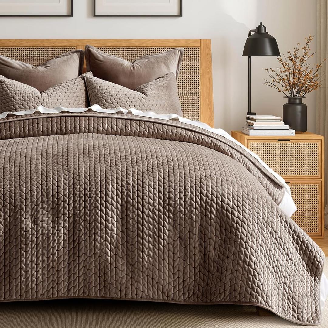 EverGrace Luxury Velvet Quilt Set King Size 3 Piece, Soft Cross-Stitch Velvet Comforter Set with Pillow Shams, Lightweight Coverlet Bedspread Bedding Set for All Seasons, Mushroom Brown