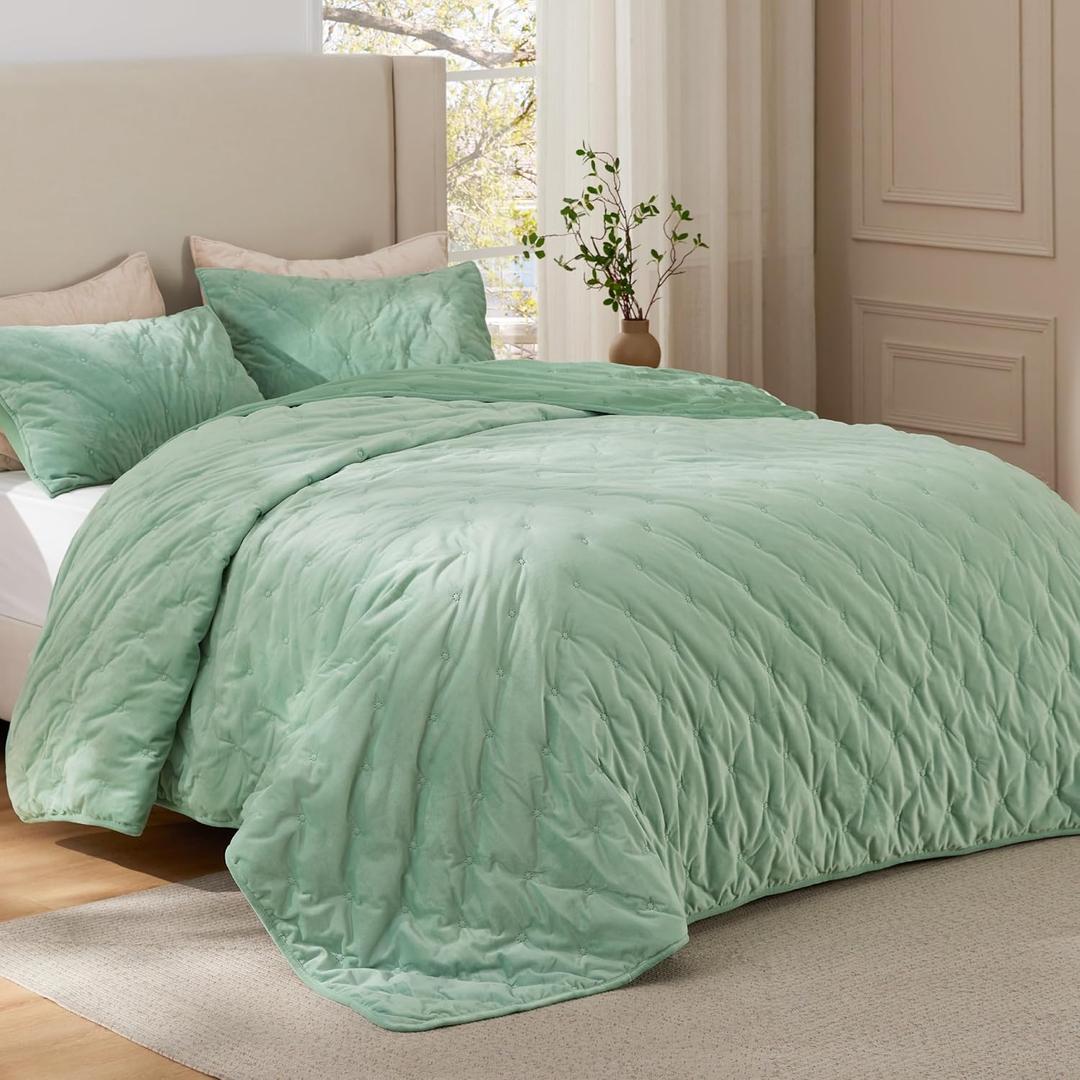 Bedsure Velvet Fleece Comforter Set Queen, Sage Green Lightweight Quilted Bedding Set, Soft Warm Blanket for All Season, 3 Pieces, 1 Comforter (90" x 90") and 2 Pillow Shams (20" x 26")