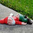 Funny Drunk Dwarf Garden Gnome Statues Decoration, Creative Statue Resin Sculpture Novelty Gift for Outdoor Indoor Patio Yard Lawn Porch Ornament Decor