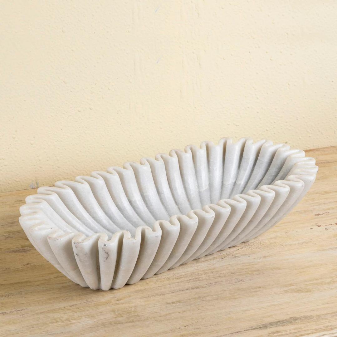 Large Decorative Bowl for Home Decor Long Dough Bowls Coffee Table Decor Centerpiece White Ruffle Scalloped Resin Modern Handicraft Bowl for Kitchen Counter Farmhouse Entryway Stylish Key Storage