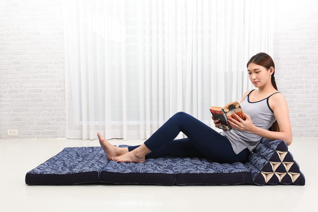 Leewadee 3-Fold Mat XXL with Triangle Cushion – Firm TV Pillow, Foldable Mattress with Cushion Made of Kapok, 67 x 31 inches, Brown Red