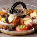 Round Charcuterie Board with Clear Lid, Travel Picnic Portable Cheese Board Charcuterie Boxes, Meat Fruit Serving Tray Platter, House Warming Gifts New Home, Gifts for Women (5 Compartments-round-black)
