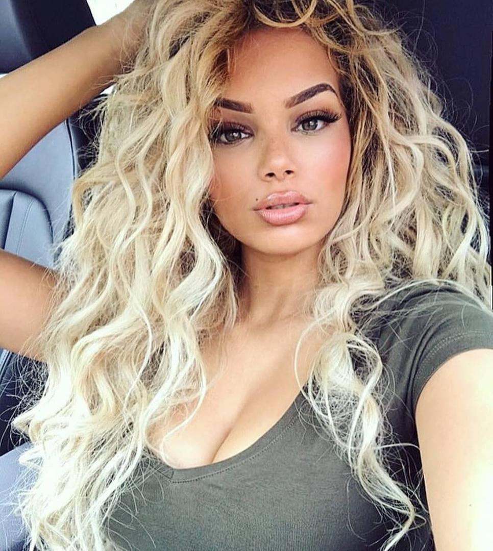 Fencca Blonde Long Curly Wavy Wig Ombre Platinum Blonde Wigs for Women Loose Wave Hair Glueless Heat Resistant Synthetic Wigs for Daily Party Use