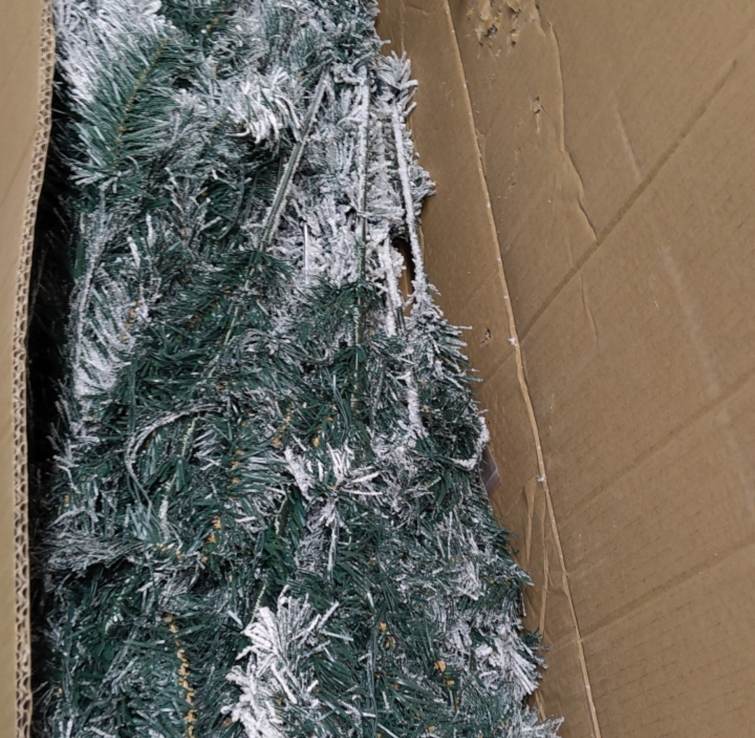 7.5Ft Pre-Lit Artificial Christmas Tree, Snow Flocked Hinged Pine Tree with 550 Led Lights, 1346 Branch Tips, Easy Assembly, Metal Stand, Perfect Xmas Decoration for Home, Office, Party 